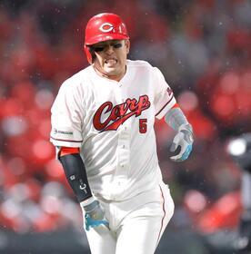 激痛の広島完封負け　小園が死球で途中交代→病院直行「痛いですけど、たぶん大丈夫」　打率＆得点数１２球団ワースト