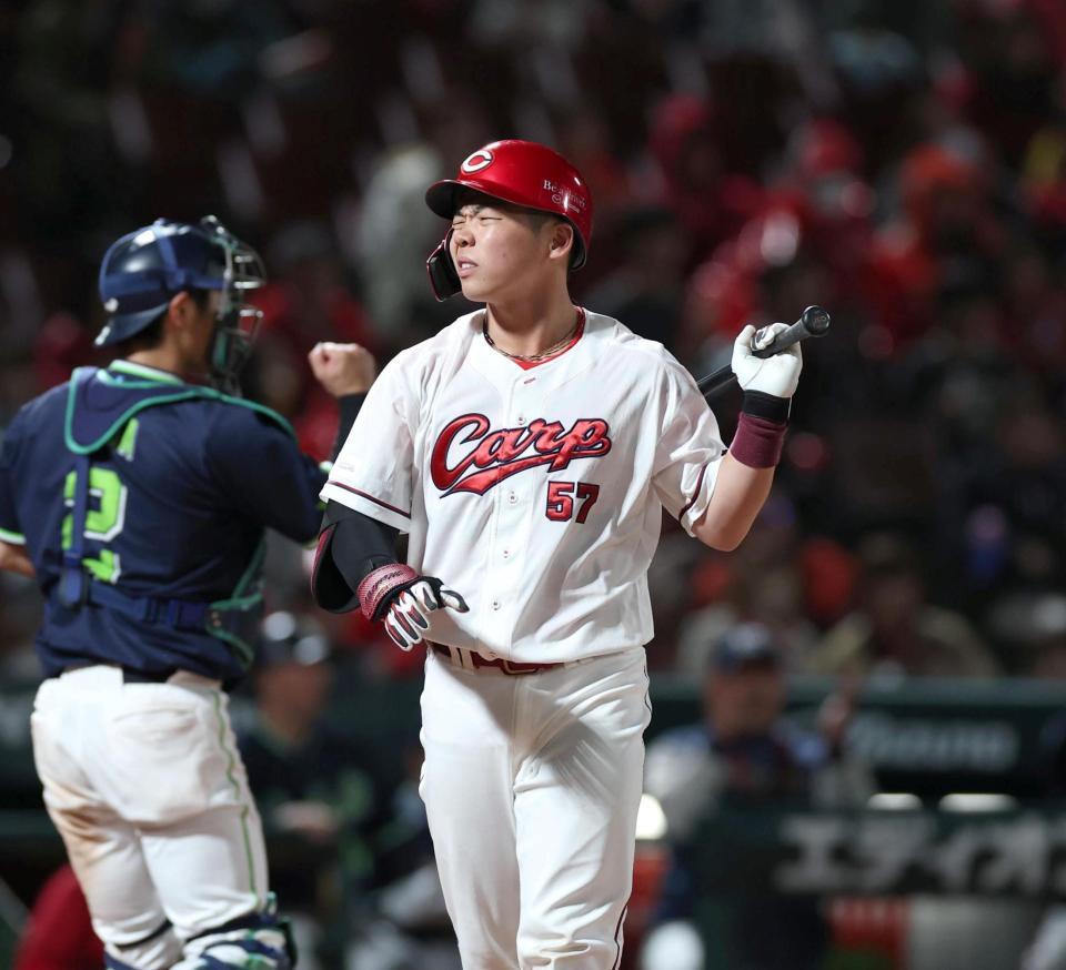 ６回、チャンスで空振り三振に倒れ、悔しそうな表情を見せる持丸（撮影・北村雅宏）