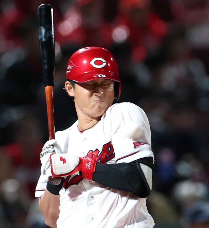 ４回、死球を受ける佐々木（撮影・北村雅宏）