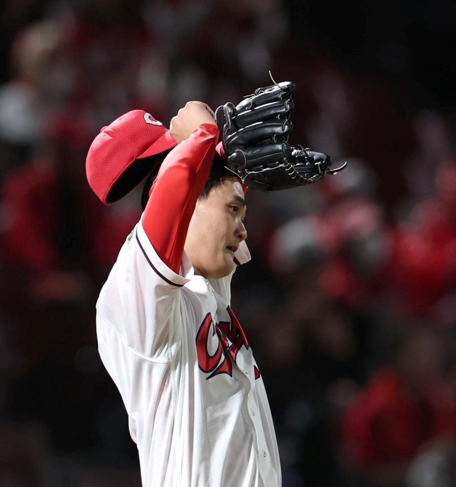 ５回、サンタナに先制となる２ランを浴びた岡本（撮影・北村雅宏）