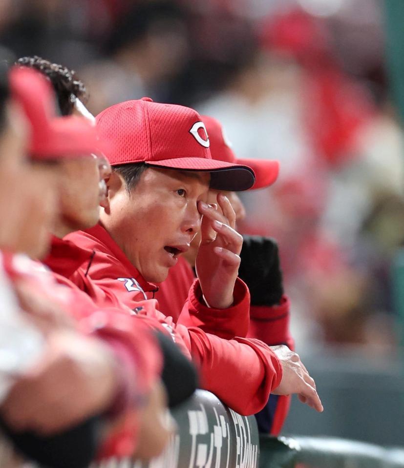 ７回の攻撃を見る新井監督（中央）＝撮影・北村雅宏