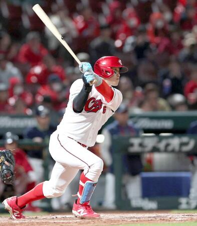 ８回、右前打を放つ小園（撮影・北村雅宏）