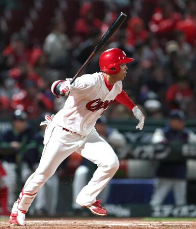 ２３日のヤクルト戦で４回、中前打を放つ秋山（撮影・北村雅宏）