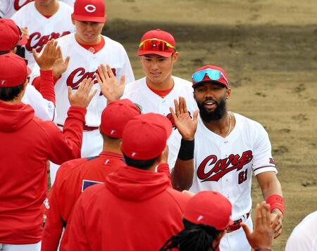 勝利してハイタッチを交わすファビアン(撮影・畠山賢大）