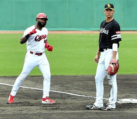 安打を放ち、ベンチのナインを指さすファビアン（左）＝撮影・畠山賢大