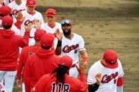 勝利してハイタッチを交わすファビアン(撮影・畠山賢大）