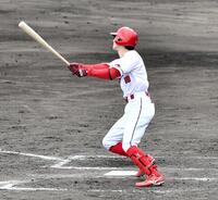 右中間への適時三塁打を放つ辰見(撮影・畠山賢大）