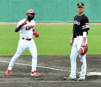 安打を放ち、ベンチのナインを指さすファビアン（左）＝撮影・畠山賢大