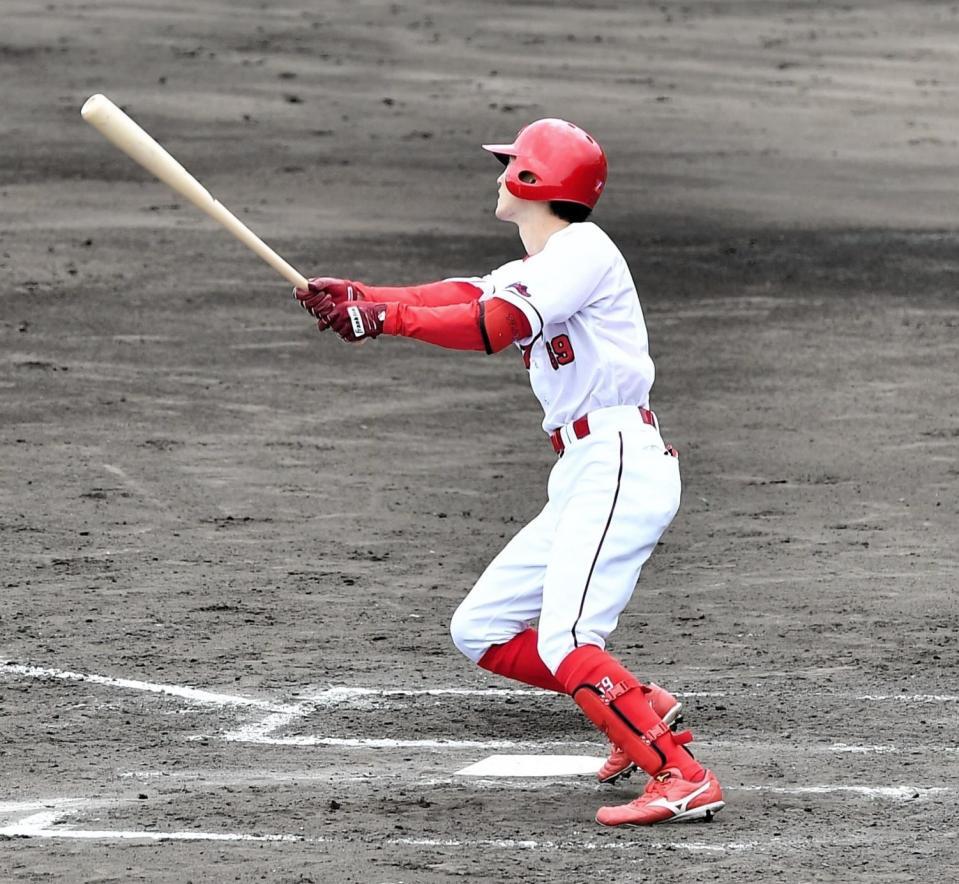 右中間への適時三塁打を放つ辰見(撮影・畠山賢大）