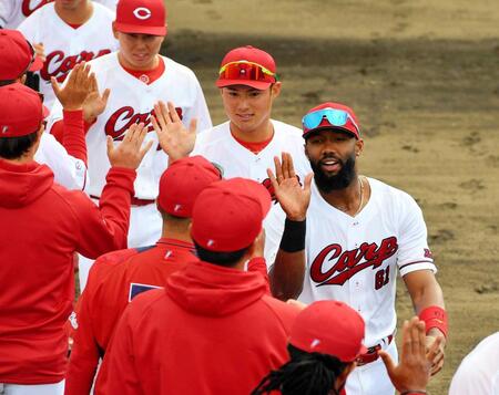 勝利してハイタッチを交わすファビアン（撮影・畠山賢大）　