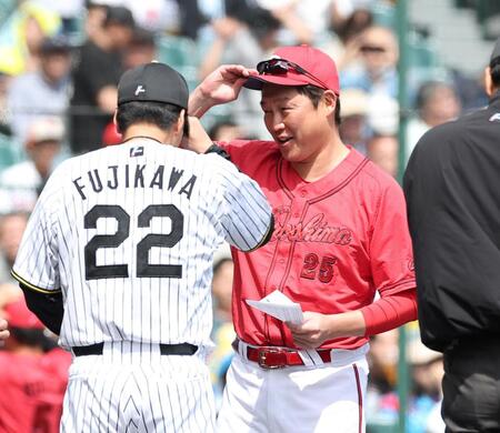 藤川監督（左）とメンバー表の交換をする新井監督（撮影・西田忠信）