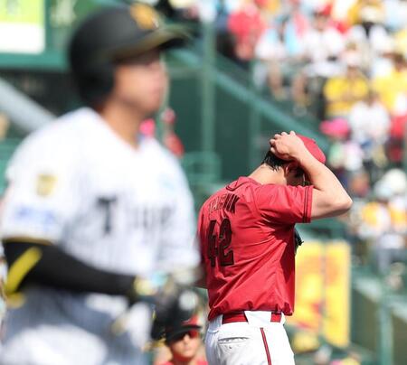 ２回、村上（手前）に四球を与えたターノック（撮影・西田忠信）