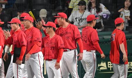 執念のドロー。ナインをハイタッチで迎える新井監督（撮影・飯室逸平）