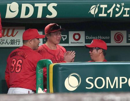 延長戦の末、阪神と引き分け安どの表情を見せる新井監督（中央）＝撮影・西田忠信