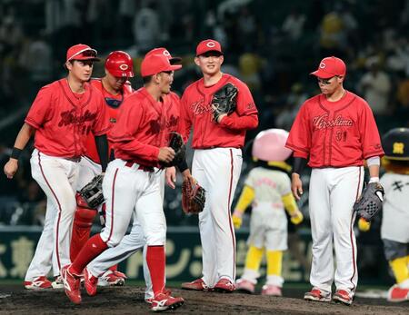 阪神に引き分け、笑顔を見せる斉藤汰（中央右）ら広島ナイン（撮影・山口登）