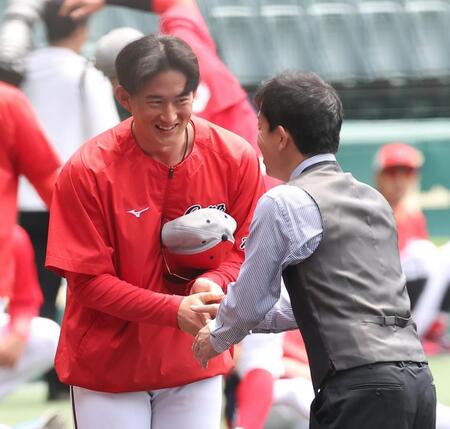 赤星憲広氏（右）と握手をする斉藤汰（撮影・西田忠信）