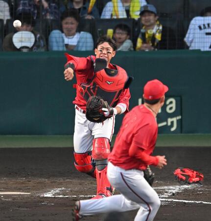 １１回、中野のバントを処理し素早く二塁へ送球する坂倉（撮影・飯室逸平）