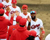 勝利してハイタッチを交わすファビアン（撮影・畠山賢大）　