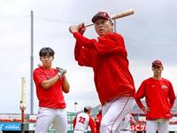 新井監督（右）に打撃のアドバイスを受ける平川