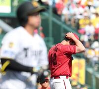 ２回、村上（手前）に四球を与えたターノック（撮影・西田忠信）