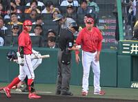 １０回、選手交代を告げる新井監督（撮影・飯室逸平）