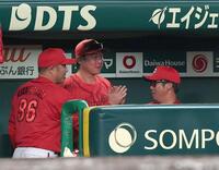 延長戦の末、阪神と引き分け安どの表情を見せる新井監督（中央）＝撮影・西田忠信