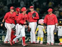 阪神に引き分け、笑顔を見せる斉藤汰（中央右）ら広島ナイン（撮影・山口登）