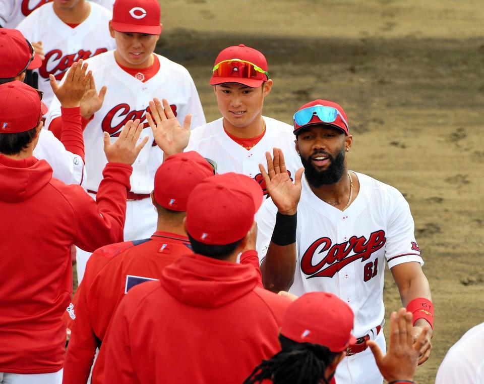 勝利してハイタッチを交わすファビアン（撮影・畠山賢大）　