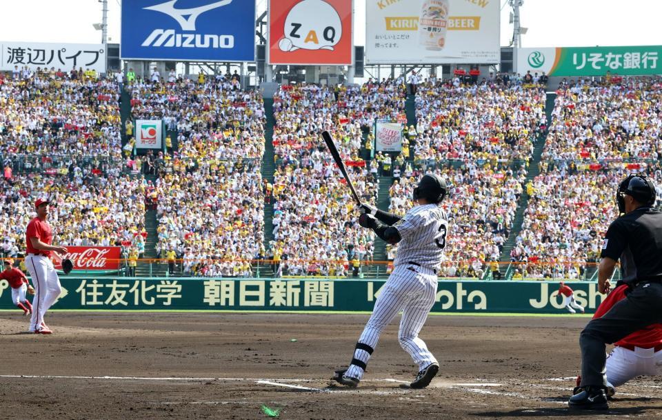 １回、同点犠飛を放つ大山（撮影・山口登）