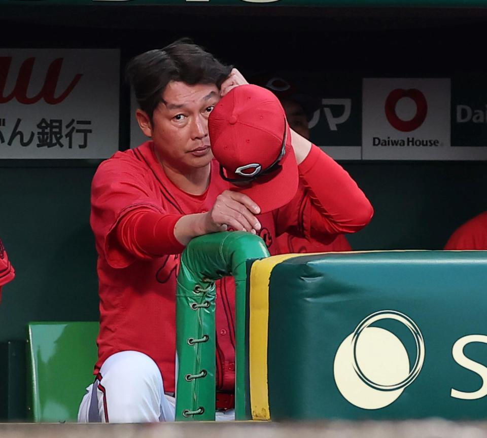 １１回、ベンチで厳しい表情の新井監督（撮影・西田忠信）