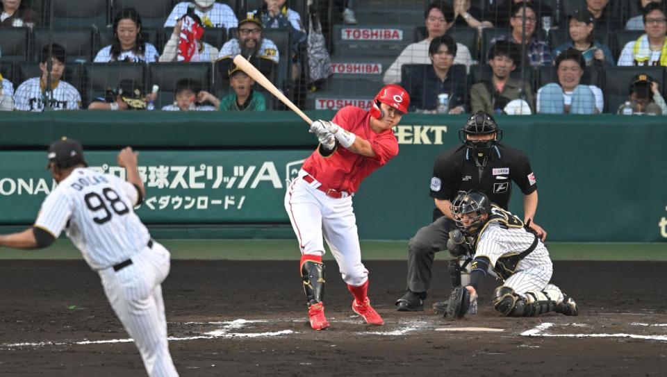 １０回、空振り三振に倒れる平川（撮影・飯室逸平）