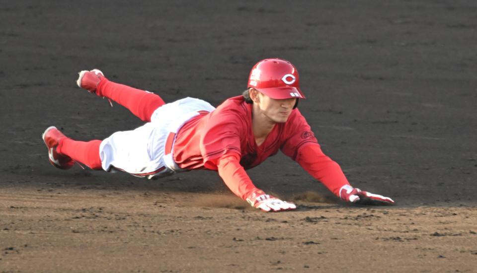 ９回、代走で二盗を決める辰見（撮影・飯室逸平）