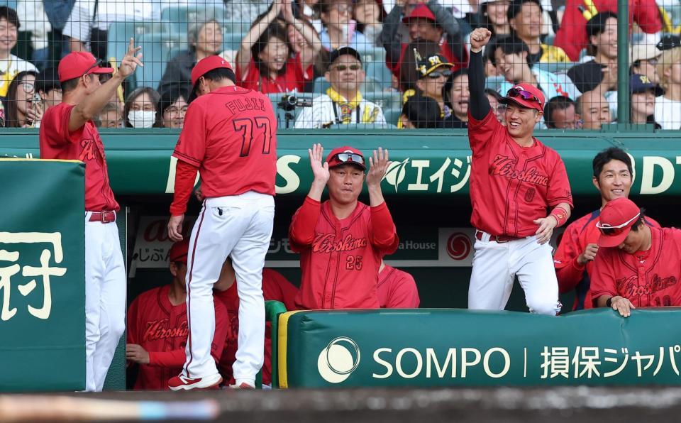 ９回、代打のモンテロが同点打を放ち喜ぶ新井監督（中央）ら（撮影・西田忠信）