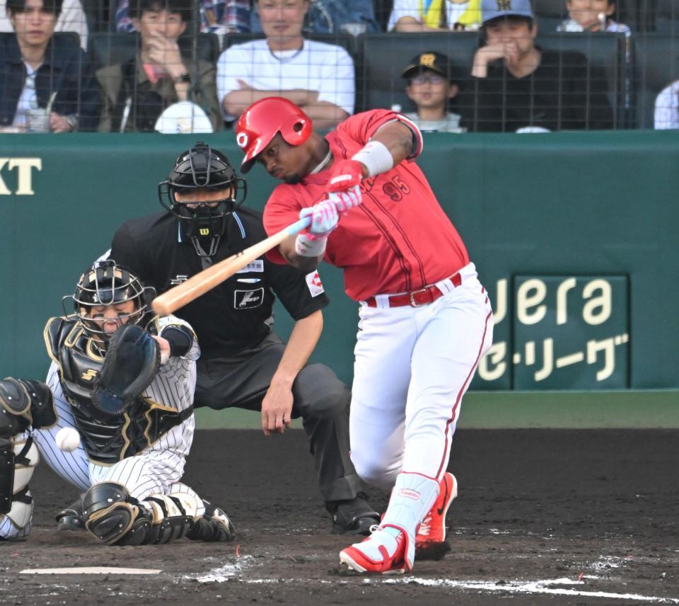 ９回、同点打を放つモンテロ（撮影・飯室逸平）