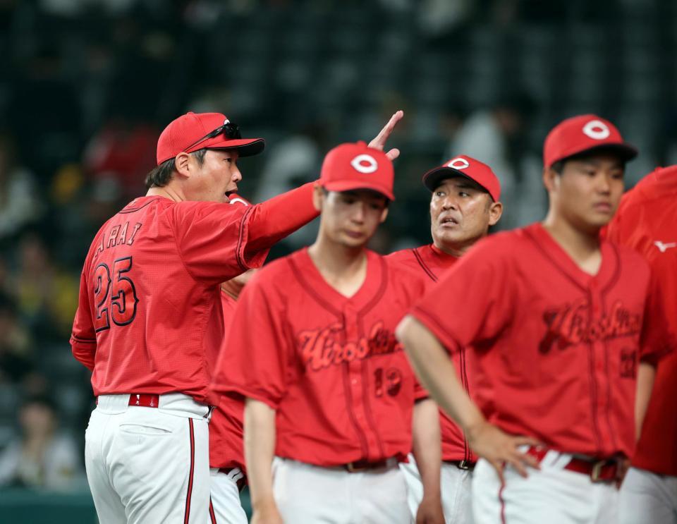 執念で阪神に引き分け、ファンの声援に手を振って応える新井監督（左）＝撮影・山口登