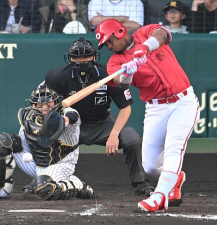 ９回、同点打を放つモンテロ（撮影・飯室逸平）