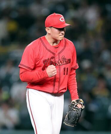 １２回、小幡を打ち取り試合終了しガッツポーズを見せる斉藤汰（撮影・山口登）