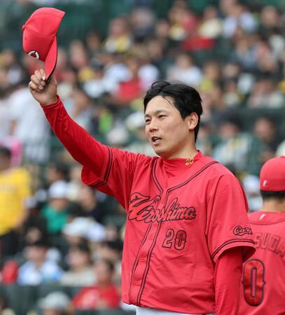 ７回、栗林は好守を見せた秋山に帽子を取ってお礼する（撮影・山口登）