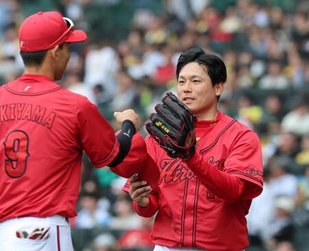 ７回、栗林は好守を見せた秋山とタッチする（撮影・山口登）