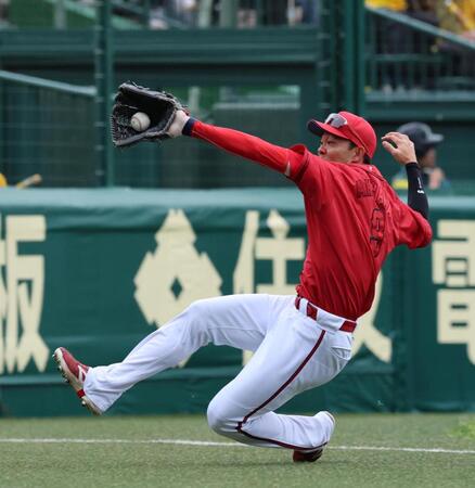 ７回、福島の飛球を好捕する秋山（撮影・山口登）