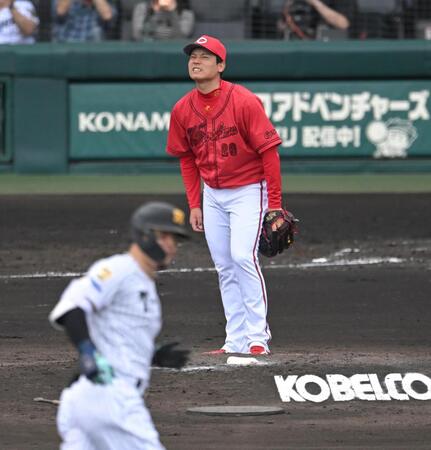 ４回、佐藤輝に先制ソロを打たれ悔しさをにじませる栗林（撮影・飯室逸平）