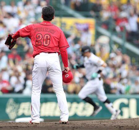 ４回、佐藤輝に先制ソロを浴びた栗林（撮影・西田忠信）