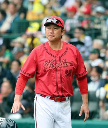 ８回、選手交代を告げベンチに戻る新井監督（撮影・山口登）