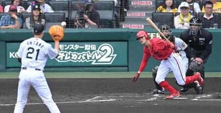 ３回、投ゴロに倒れる辰見（撮影・飯室逸平）