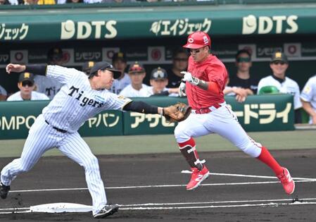 １回、内野安打で出塁する小園（撮影・飯室逸平）
