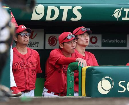 ９回、ベンチで厳しい表情の（左から）藤井ヘッドコーチ、新井監督、新井コーチ（撮影・西田忠信）