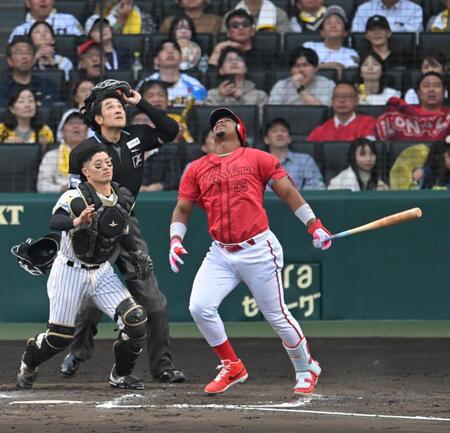 ９回、三邪飛に倒れるモンテロ（撮影・飯室逸平）