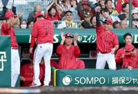 ９回、代打のモンテロが同点打を放ち喜ぶ新井監督（中央）ら（撮影・西田忠信）　