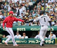 ６回、森下は投ゴロに倒れ栗林にタッチされる（撮影・山口登）