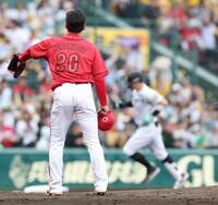 ４回、佐藤輝に先制ソロを浴びた栗林（撮影・西田忠信）